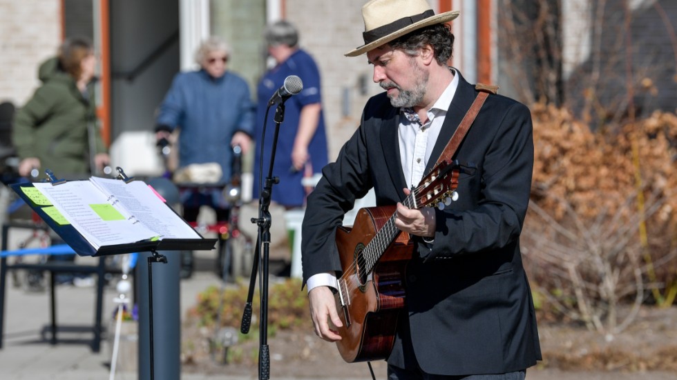 Trubaduren Mikael Edfelt underhåller med en utomhuskonsert på Attendos äldreboende i Täby.