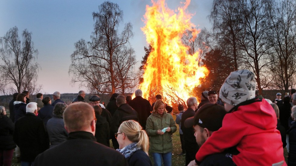 De flesta majbrasor brinner inte i år heller. Men visst finns det undantag.  Bilden är från firandet vid Lindstorps kulle i Djursdala 2017.