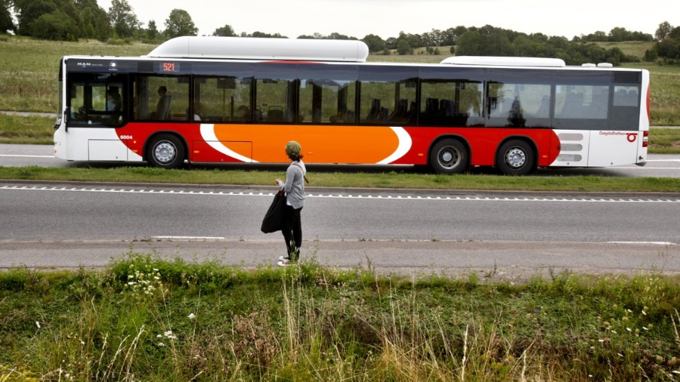 Östgötatrafiken säger också att Närtrafik ska vara ett alternativ. Då undrar jag vad elever och anställda har för nytta av en buss som går att beställa från klockan 09.00 när majoriteten av alla börjar skola och jobb vid 8-tiden? skriver Moa Lindell. Arkivbild.