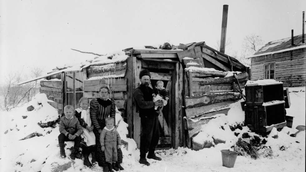 Familjen Söderberg utanför bostaden år 1900. Yngsta dottern på faderns arm döptes till Kiruna på uppmaning av stadens grundare, gruvintendent Hjalmar Lundbohm . Pressbild.
