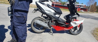 Tonåring åtalas för snabb färd på trimmad moped