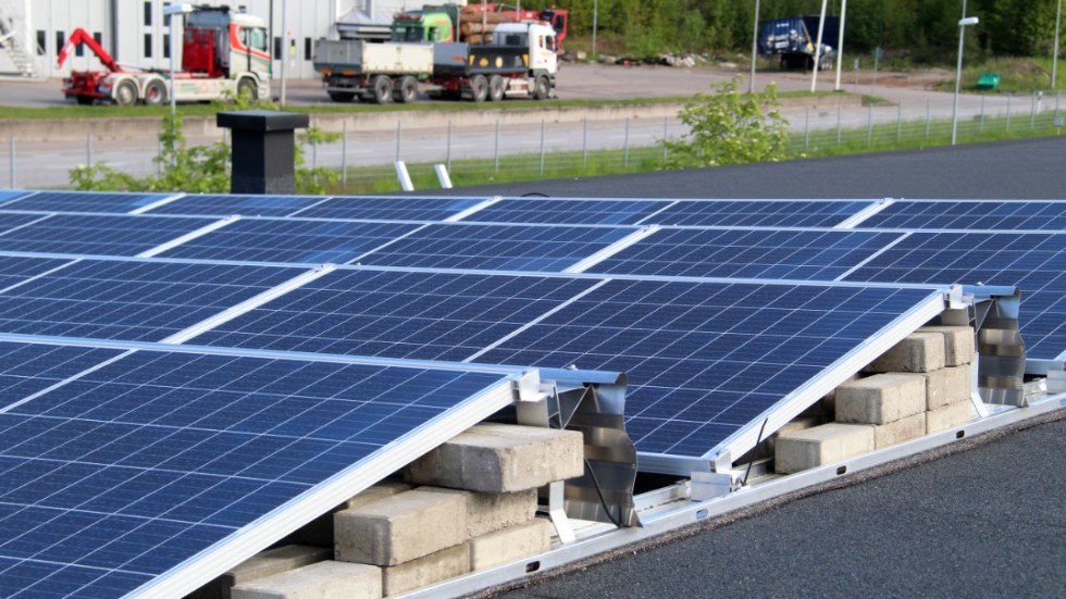 ELA Skogsservice har genom fastighetsbolaget JAAL, som ägs tillsammans med Rimforsa Skog, investerat i 230 solpaneler på taket. "Det är en framtidssäkring", konstaterar de.