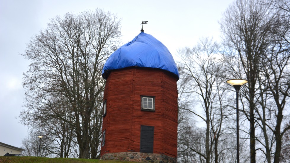 Väderkvarnen på Korskullen för förhoppningsvis vingar till sommaren, enligt kommunalrådet Ulric Nilsson (C).