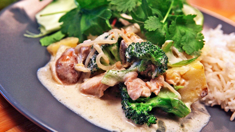 Bjud thailändskt hemma i köket. Här en kyckling med lime och grön curry.