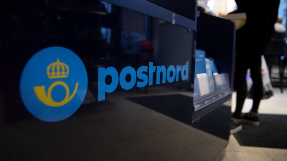 Insändarskribenten skriver att Postnord har aviserat, att eventuellt dela ut post färre dagar i veckan och höja portot.