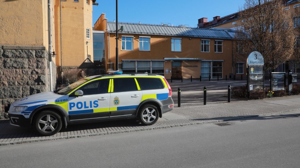 Två år och två månaders fängelse blir straffet för den man som haft en laddad pistol och genomfört en narkotikaaffär i Linköping.