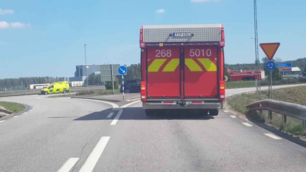 Räddningstjänsten larmades ut till en rondell i utkanten av Vimmerby efter en trafikolycka på fredagen.