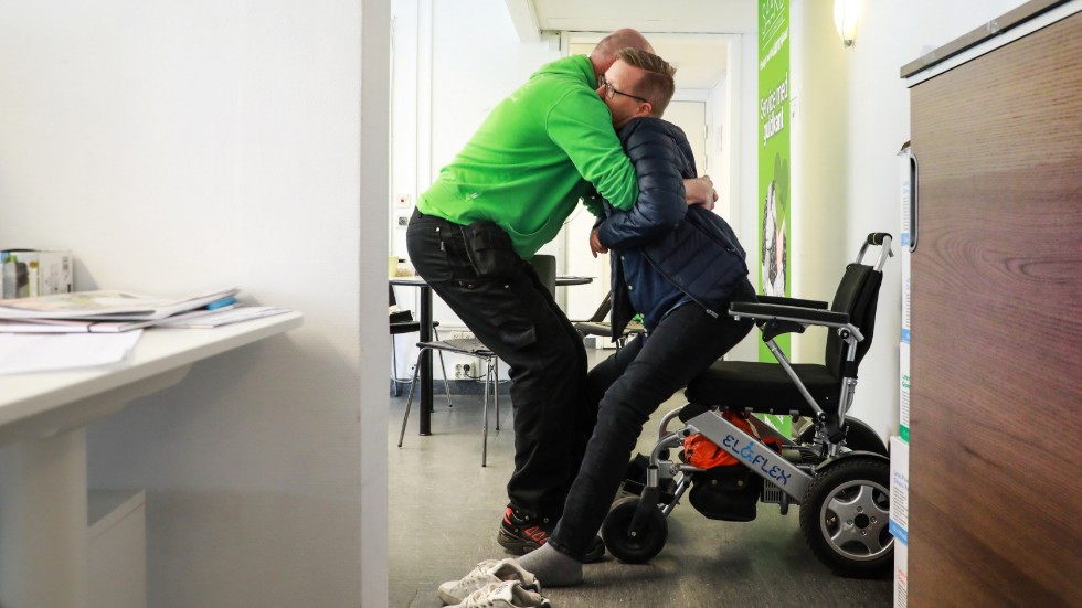 Mattias Täcks kollega, Peder Källgren hjälper till på arbetsplatsen med momentet att byta plats från en rullstol till en annan. Det sparar assistanstid.