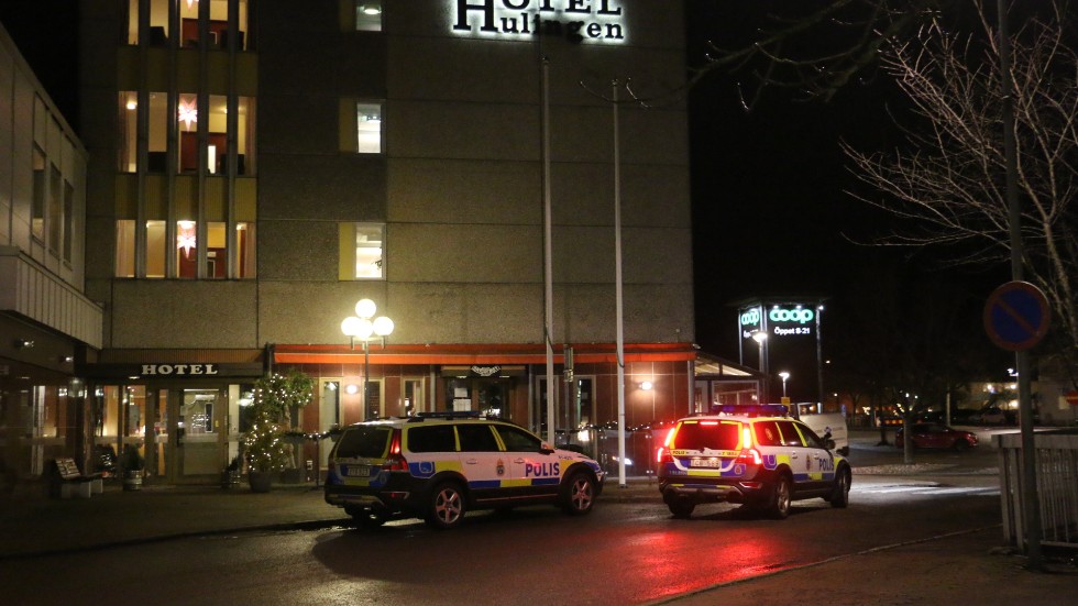Ett omfattande polispådrag drogs igång på måndagskvällen, sedan larmet gått på Hotell Hulingen. En kvinna hade brutit sig in, stulit alkohol i barnen och drack upp den på ett hotellrum.