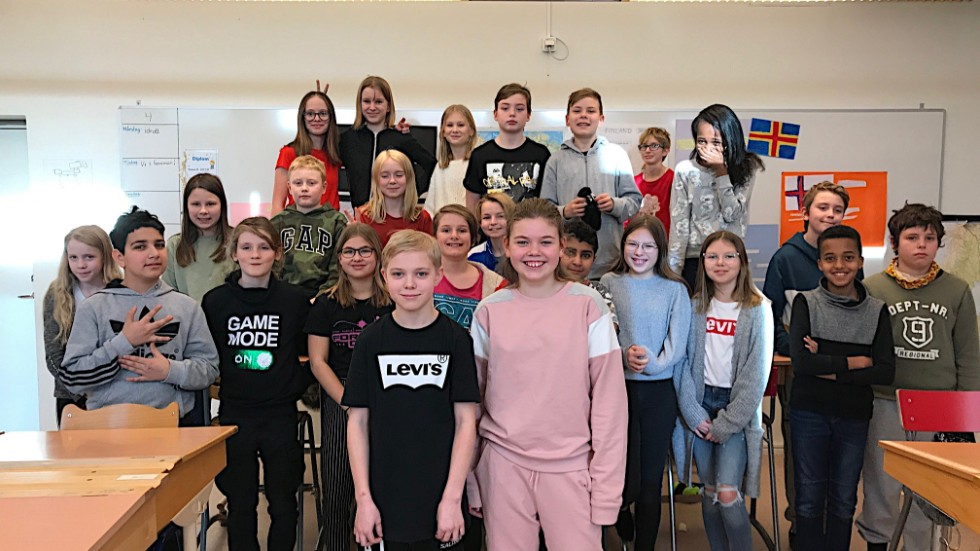 Klass fem på Kristdala skola ser fram mot semifinialen i Vi i femman. Tävlar gör Alexander Josefsson och Stina Klingstedt, som står längst fram.
