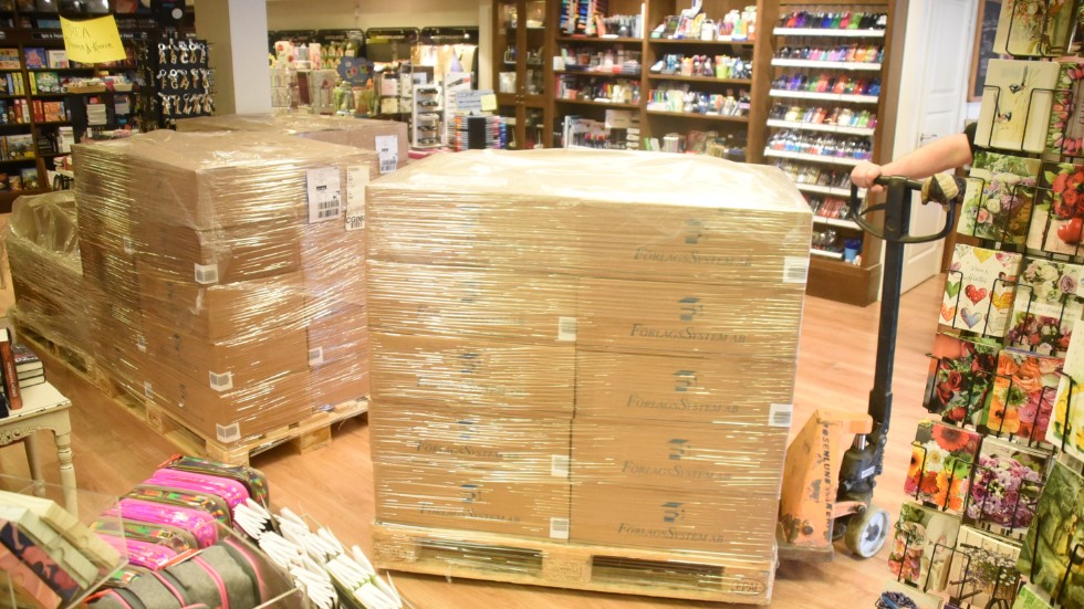 Åtta lastpallar med böcker ska packas upp innan bokrean startar på tisdag.