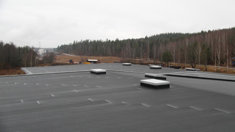 På fabriken vid Industrivägen i Kisa kommer det att monteras ungefär 700 solpaneler under våren.