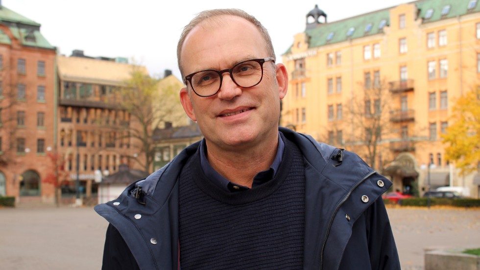 Moderate oppositionsrådet Fredrik Björkman sitter i Rundgrens bolagsstyrelse och har ännu inte tagit beslut om han ska sitta kvar eller inte.