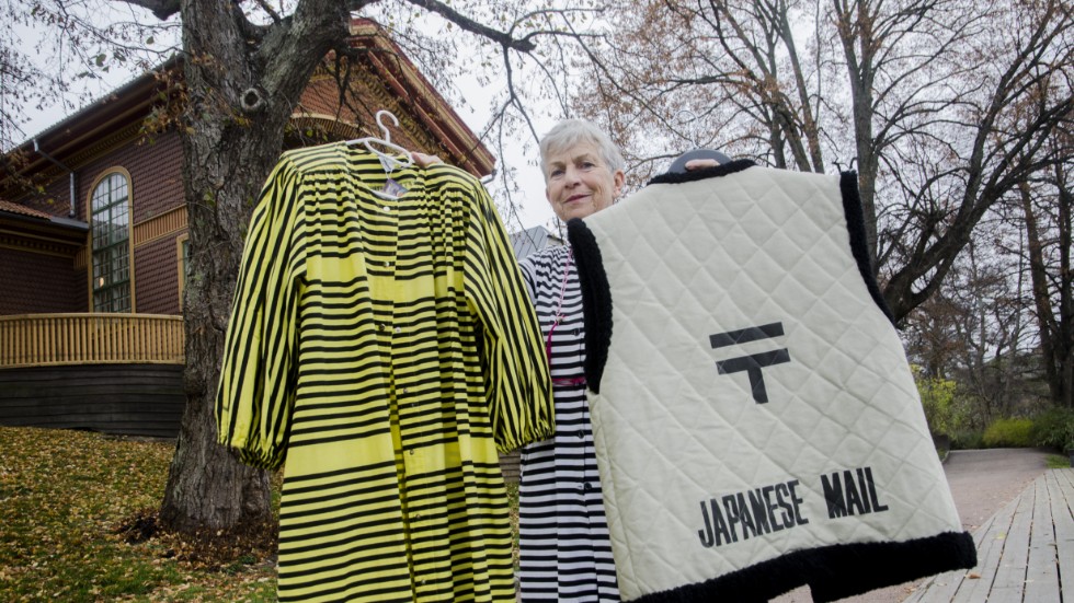 Ingrid Wahlgren, som älskar vintage och textilkonst, visar upp två av sina favoritplagg – "Heja AIK" (till vänster) och en vinterväst med japanskt påbrå.