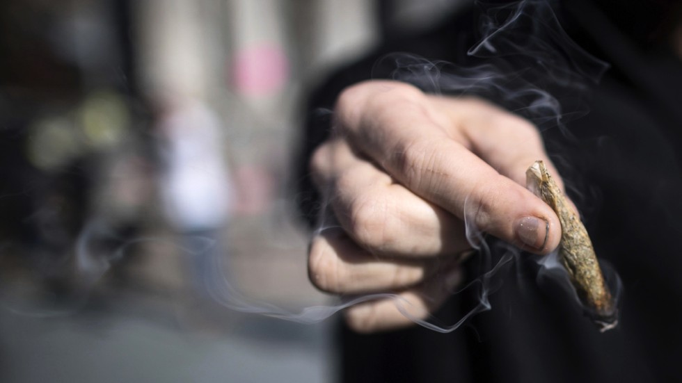 På en studentfest rökte mannen cannabis.
