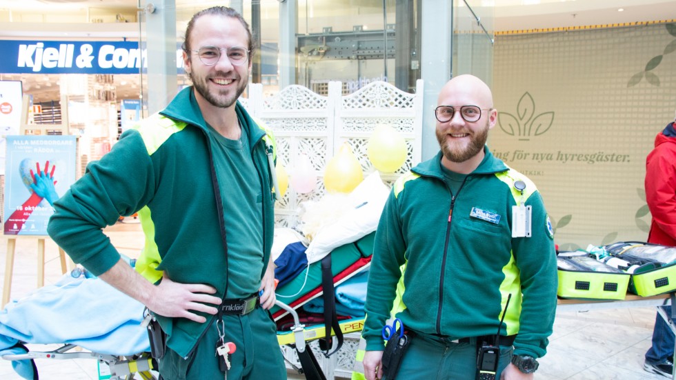 Alexander Gunnerud och André Wallin fanns på plats för att visa hur HLR görs av ambulanspersonal.