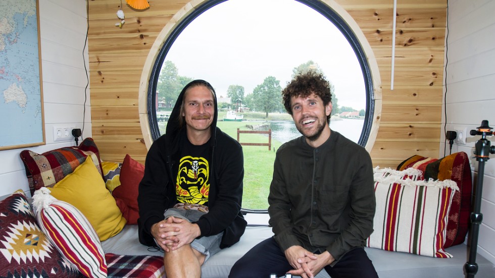 Johan Karlgren, till vänster, och Victor Hillebjörk där intervjuerna om kreativitet ska ske — i vardagsrummet i Victors i minihus.