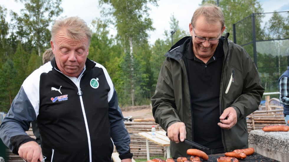 Ove Olsson och Mats Jakobsson grillade korv när Storebro IF summerade årets arbete och tog sats inför 80-årsjubileet nästa år.