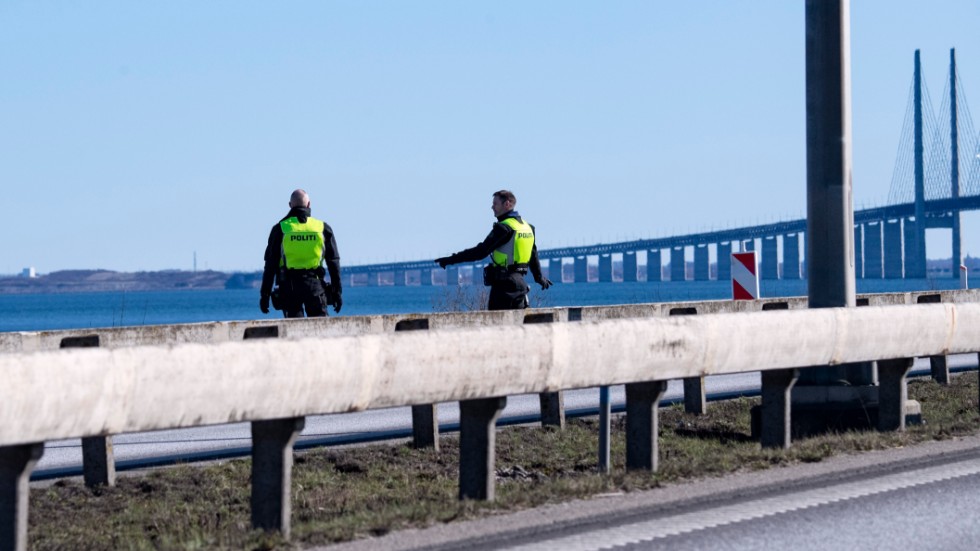 Trafiken i riktning mot Danmark över Öresundsbron stoppas och kontrolleras av polis på Pepparholm sedan i lördags. Alla som inte uppfyller villkoren för att komma in i Danmark leds tillbaka till Sverige igen.