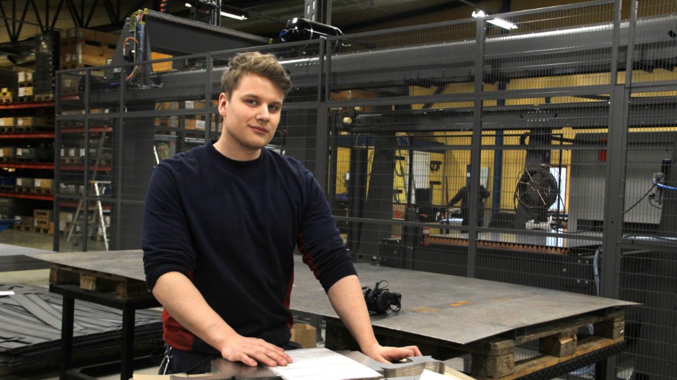 22-åriga Alfred Hjelte är "teamleader" vid den nya fiberlasermaskinen. "Det är kul att de satsar på något nytt, fräscht och modernt. Hela processen går så mycket fortare, så det underlättar för oss".