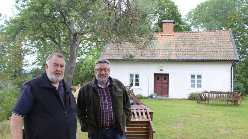 Carl-Jan Kälevall och Karl-Inge Gustafsson framför fastigheten som hembygdsföreningen fick till skänks i mitten på 1990-talet