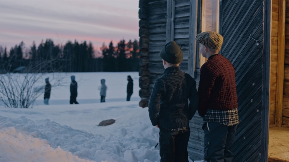 I videoverket "They Came in Crowded Boats and Trains" har konstnärerna Minna Rainio och Mark Roberts intervjuat finska flyktingar som flydde till Sverige under kriget. Ett videoverk som nu visas i Murmansk.