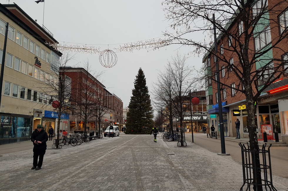 Gigantisk gran fick ta omvägar till Storgatan u2013 Kuriren