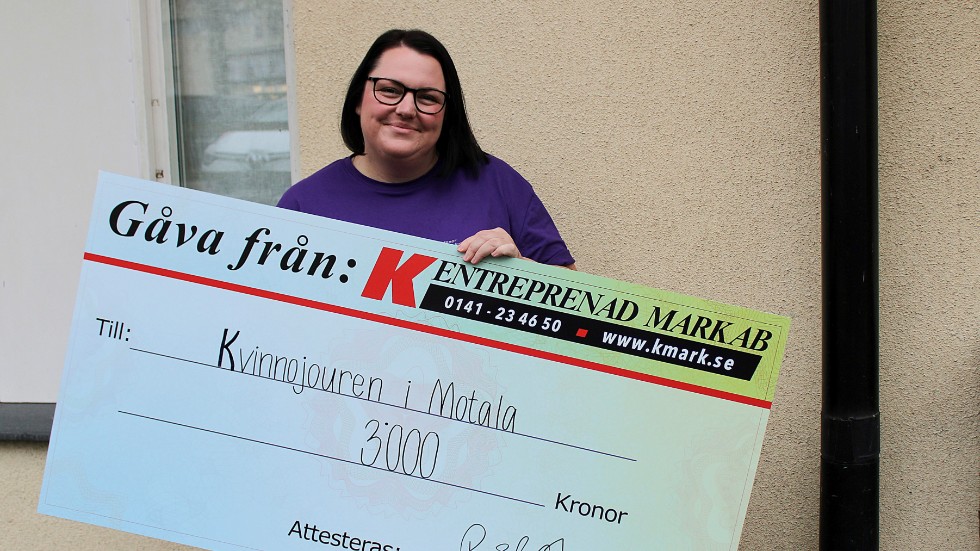 Kvinnojourens vice ordförande Josephine Diffner tog emot 3000 kronor från K-Entreprenad.