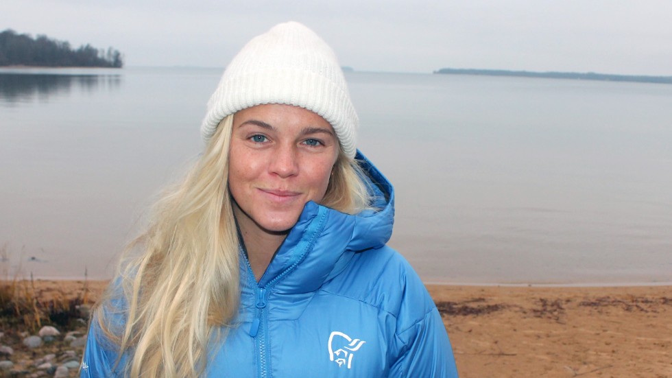 Varamon och dess närhet till strand och natur har präglat Kajsa Larsson som idrottare. På sommaren är hon aktiv inom kitesurfing.