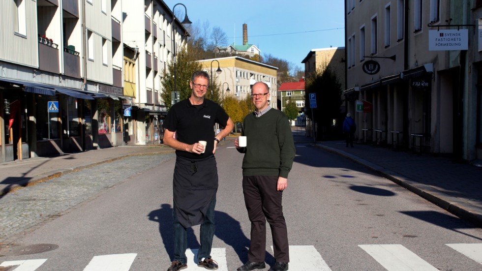 Caféägaren Tony Serrano och urmakaren Sam Samelius möts på Valdemarsviks "Abbey Road" på Storgatan med en kopp kaffe på övergångsstället, som binder samman deras liv och vardag.