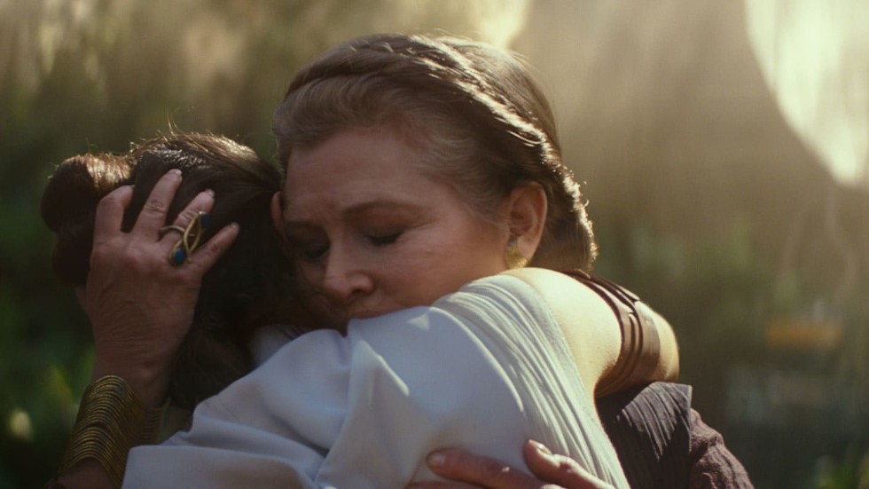 Prinsessan Leia (Carrie Fisher) tar farväl av Rey (Daisy Ridley) i trailern för "Star wars: the rise of Skywalker". 