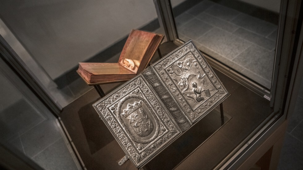 Silverbibeln är Carolina Redivivas mest dyrbara föremål. Kan ses i den nyrenoverade utställningshallen. Boksidorna i pergament är från 500-talet, omslaget i silver från 1600-talet.