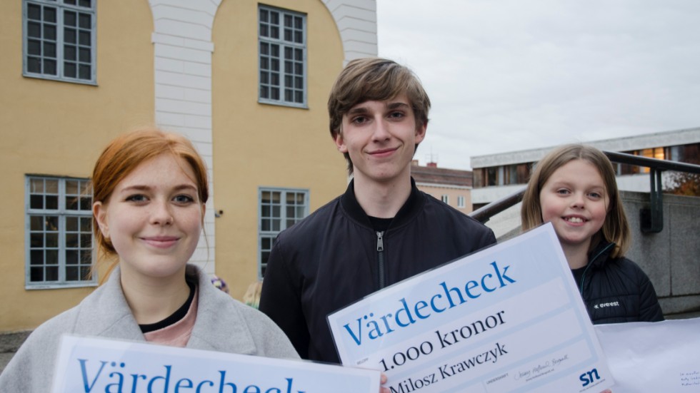 Från vänster: Miranda Viberg, Milosz Krawczyk och Nelly Isaksson, förstapristagare i gymnasie-, högstadie respektive mellanstadieklassen i SN-novellen.