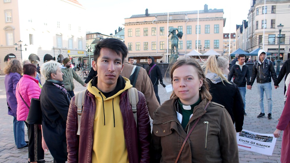 Mostafa Hassani, ordförande i "Nyanlända unga i Östergötland" deltog i manifestationen "Circle of silence" vid Stora torget tillsammans med bland andra Hanna Johansson, diakon i Svenska kyrkan.