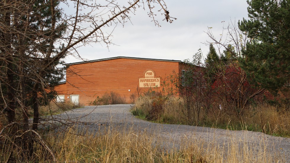 Området ligger mellan idrottshallen och Rambodalsskolan. 