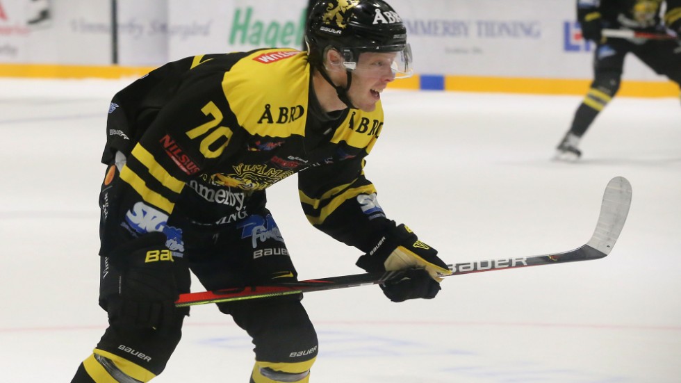 Pierre Gustavsson kommer att spela i Vimmerby Hockey även nästa säsong.