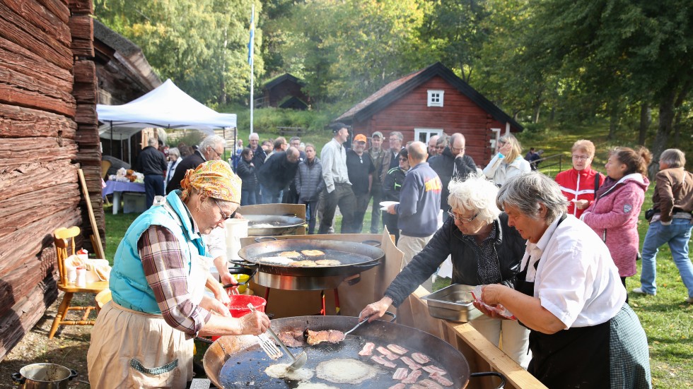 Yxnerums hembygdsförening är en av flera nominerade till årets kulturstipendium. Föreningen bevarar såväl kulturarv som matkonst, till exempel under de årliga skördefesterna då det bland annat lagas raggmunk