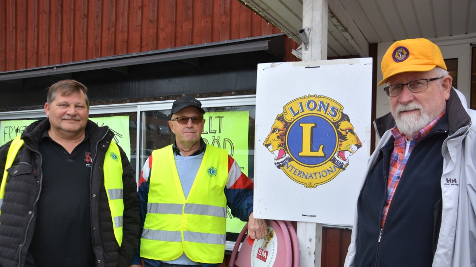 Lars Karlson, president i Lions Club Valdemarsvik tillsammans med Roland Adolfsson och Lars Fogelqvist på plats under marknaden i onsdags.