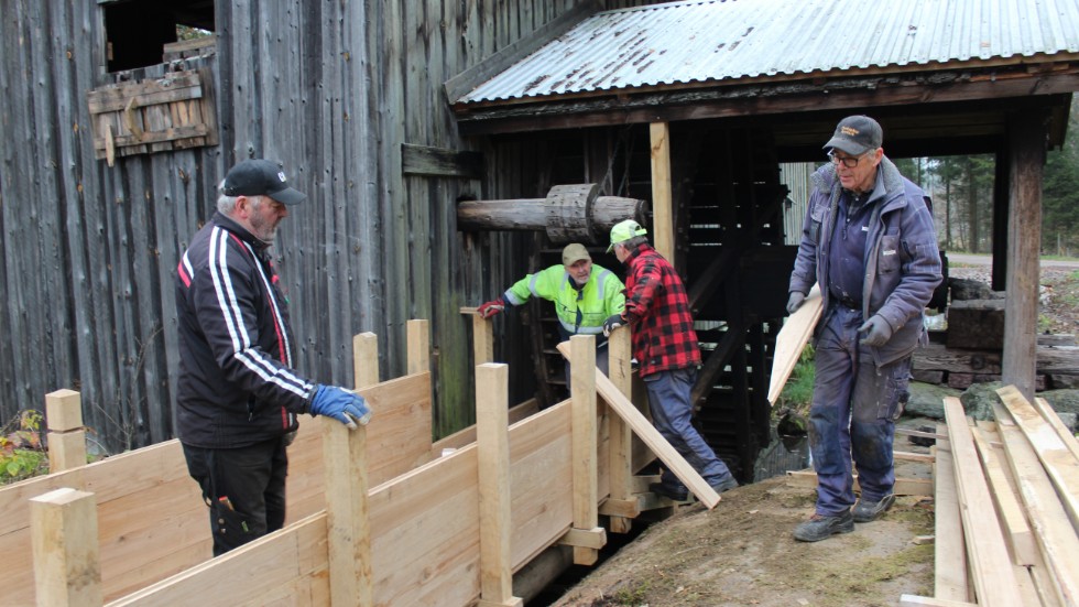Stefan Kling, Björn Svensson, Allan Halvarsson och Karl-Åke Bäckmark bygger en ny vattenränna till sågen.