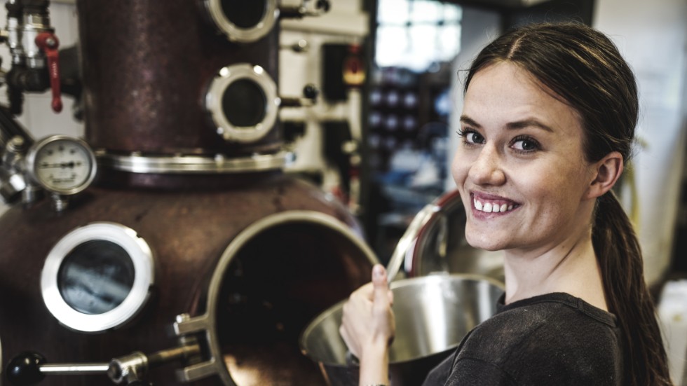 Elisabeth Hellström tillverkar egen gin i Hablingbo. Om allt går enligt plan kommer "Hellström Gin" på Systembolaget nästa år.