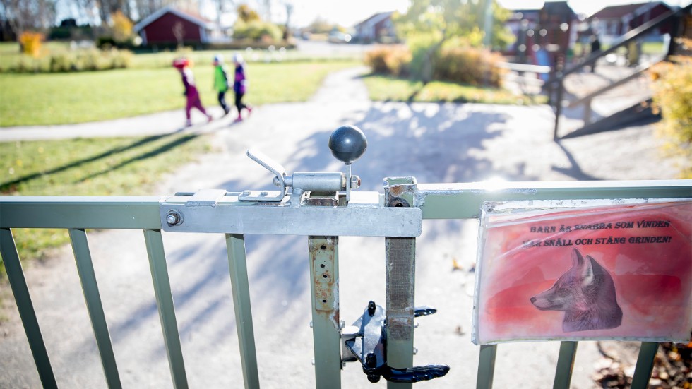 Förskolornas utestängning av föräldralösas barn under loven ska nu ses över.