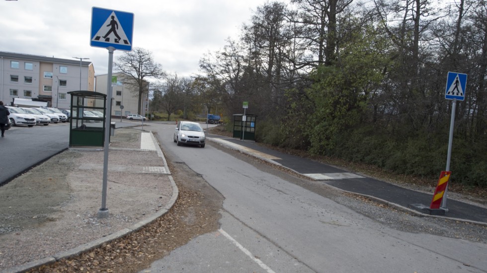 Vid Frösängsvägens busshållplatser kommer bilvägen att vara fem meter bred. 