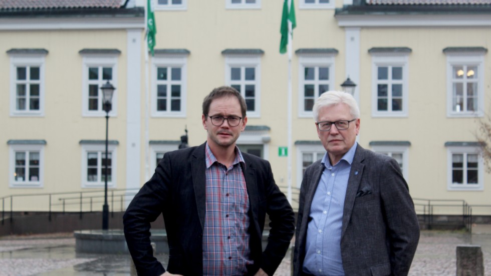 (Från vänster) Pär-Gustav Johansson (M) och Anders Andersson (KD) tycker att Kalmar län är eftersatt i nationella transportplanen. 