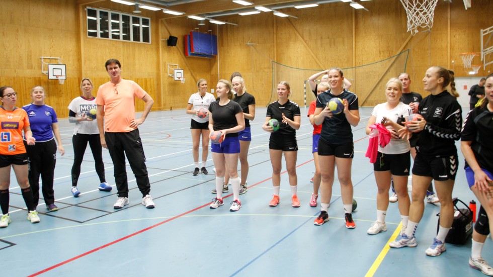 Fullt fokus under ett träningspass i Karinslundshallen. Tränaren på bilden heter Per Nordqvist.