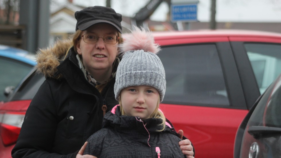 Weronica Hjalmarsson, Lönneberga, med dottern Emilia: Jag gillar det inte, vägarna är så pass bra att de håller för 90. Jag blir omkörd hela tiden, få tycks bry sig om sänkningen - förutom vid fartkamerorna.