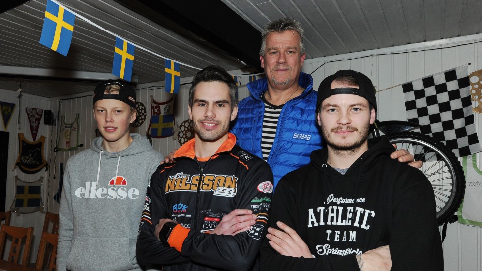 Nygamle lagledaren Mats Boström med tre av Griparnas förare kommande säsong. Från vänster: Noel Wahlqvist, Kim Nilsson och John Lindman.