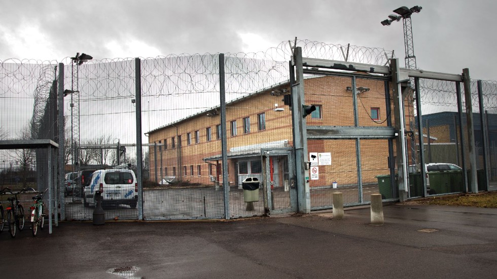 En fånge på Skänningeanstalten får inte ha sitt armbandsur inne på fängelset. 