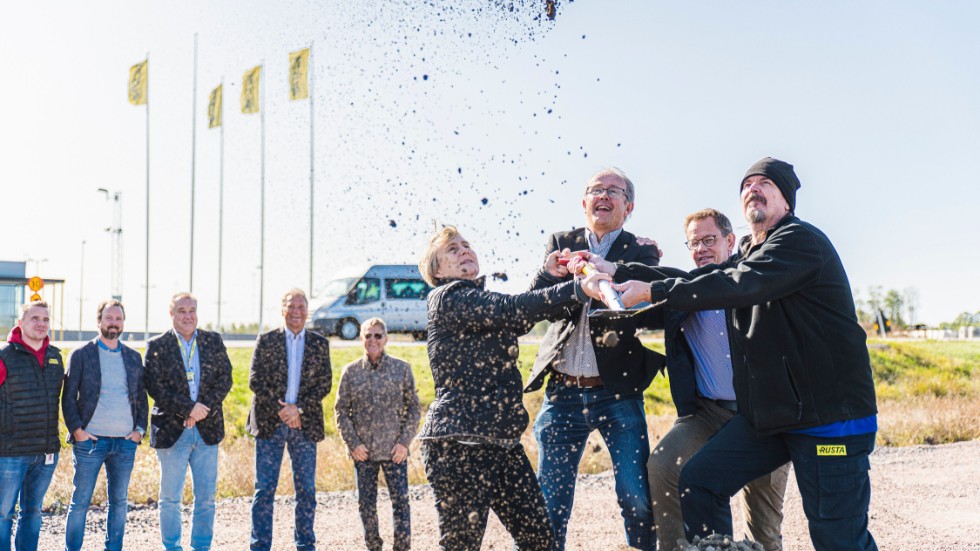 Kikki Liljeblad (S), Pontus Lindblom, näringslivsdirektör, Gunnar Cederberg, verksamhetschef vid kommunen, och Lennart Jansson, lagerarbetare, Rusta, tar första spadtaget.