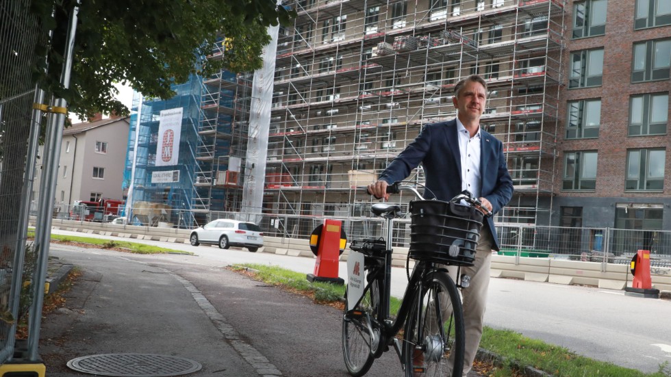 Göran Lundström tog elcykeln ner på stan när vi ville fotografera vid bygget intill Scandic City. 
