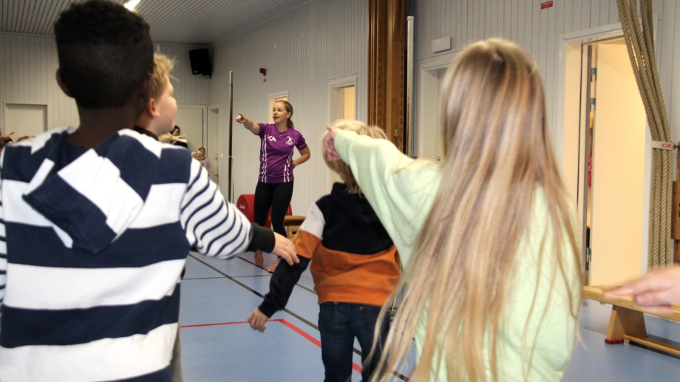 Under fredagens invigning stod rörelse fokus där lågstadiets samtliga elever dansade och sjöng tillsammans med idrottsläraren Mari Hagvind.